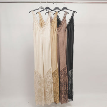 Robe longue satinée avec dentelle – YS22350