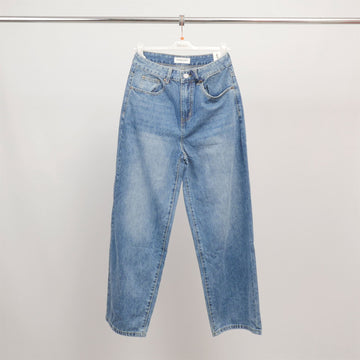 Jean coupe droite patch cœur au dos CWWZ135