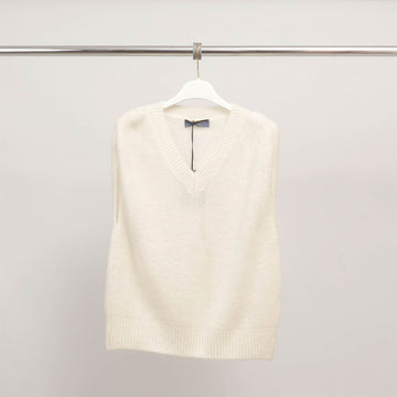 Gilet sans manches col V en maille duveteuse PJ24082