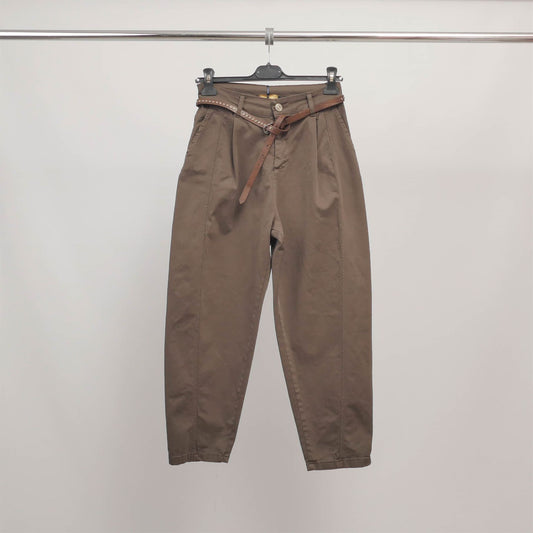 Pantalon taille haute avec ceinture cloutée CVA825632