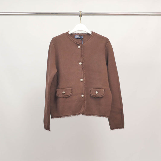 Cardigan court à boutons nacrés et finitions effilochées HY11057