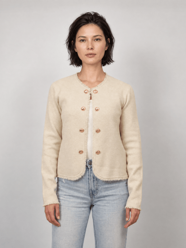Gilet court en maille à boutons dorés et bords effilochés HY12970