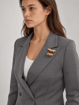 Blazer croisé structuré à broche décorative – MJ2343