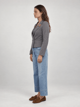 Blazer croisé structuré à broche décorative – MJ2343