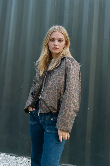 Veste zippée imprimé léopard en tissu enduit MJ263916