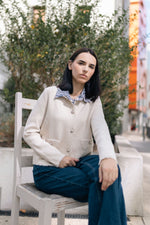 Load image into Gallery viewer, Short cardigan with mother-of-pearl buttons and frayed edges HY11057