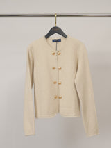 Gilet court en maille à boutons dorés et bords effilochés HY12970