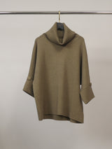 Pull oversize à col roulé et manches à boutons – HY25079