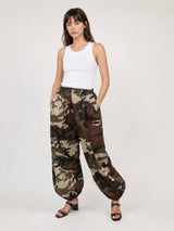 Pantalon ample camouflage à bas resserrés TDM08726-3
