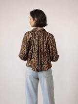 Blouse satinée léopard à manches volantées TDM83025