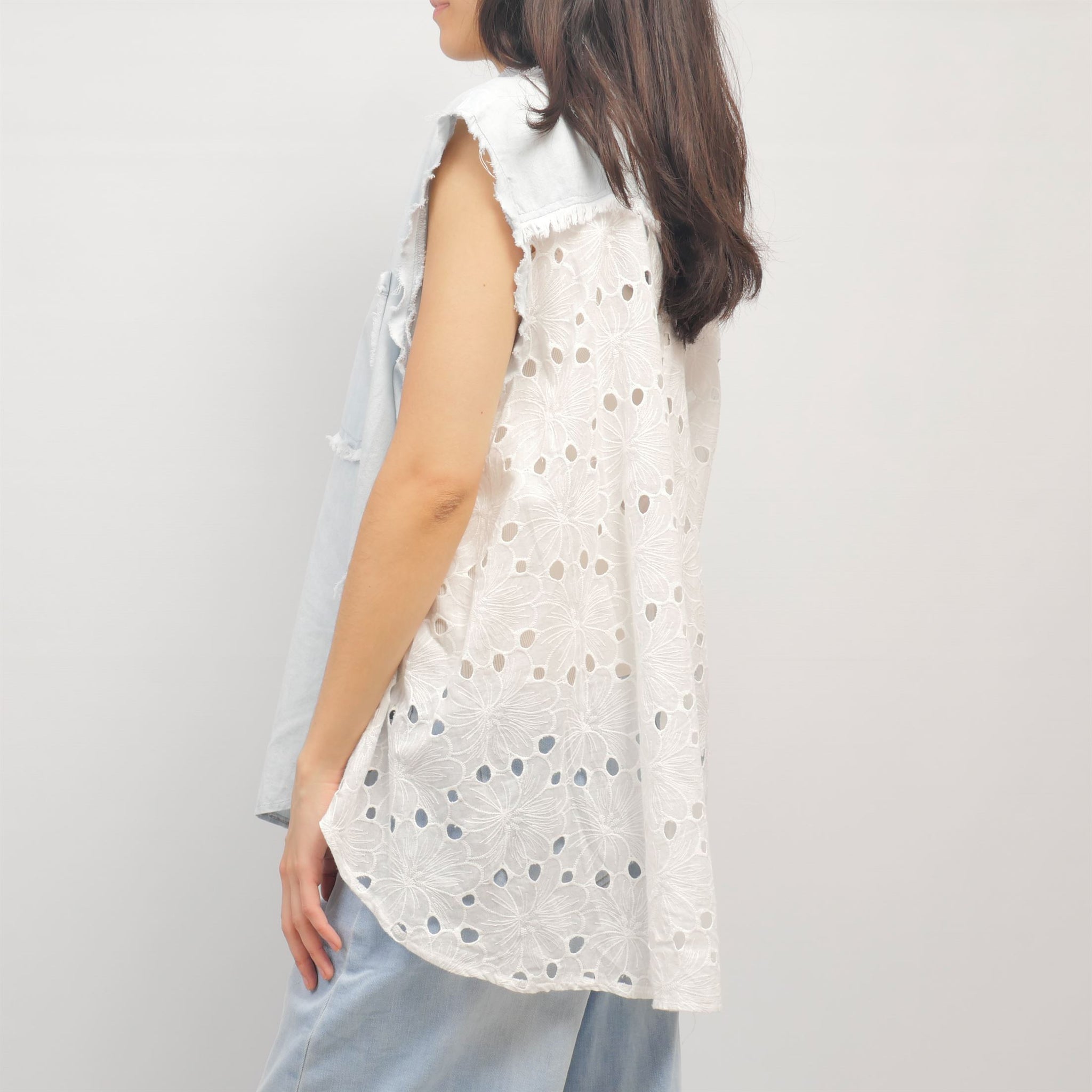 Blouse sans manches en denim et broderie anglaise – CSW3201