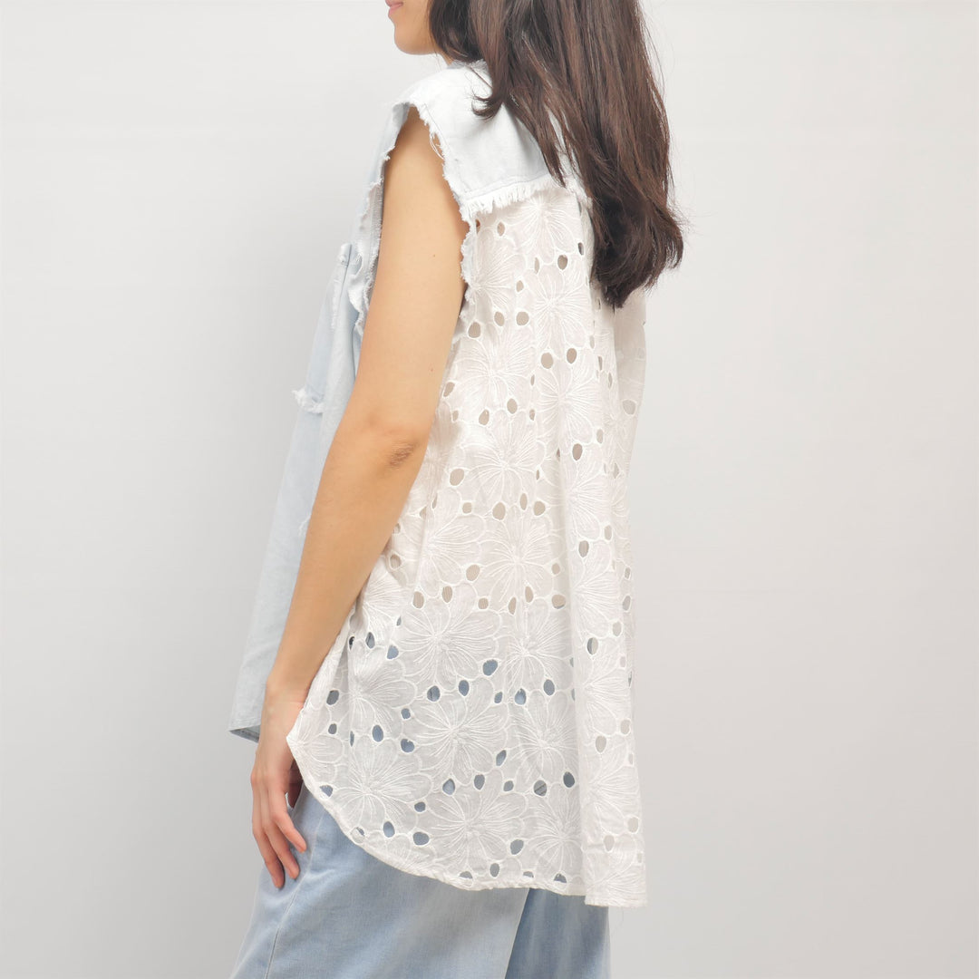 Sleeveless blouse in denim and eyelet embroidery – CSW3201