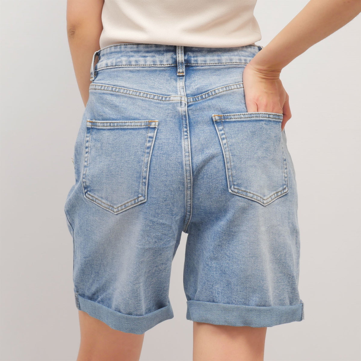 High waisted denim bermuda shorts with a relaxed fit – sd9269