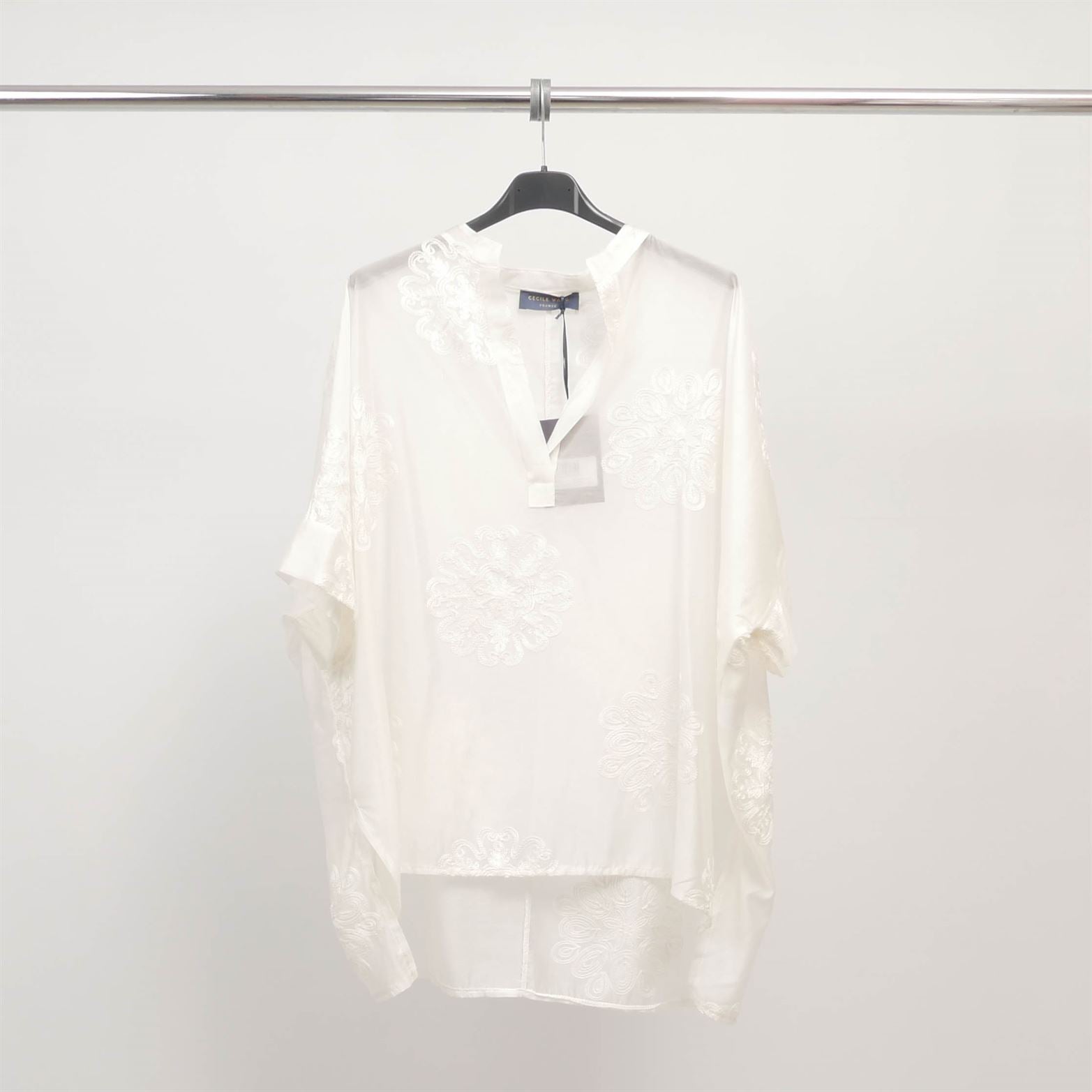Tunique col fendu broderies ton sur ton – TDM3082