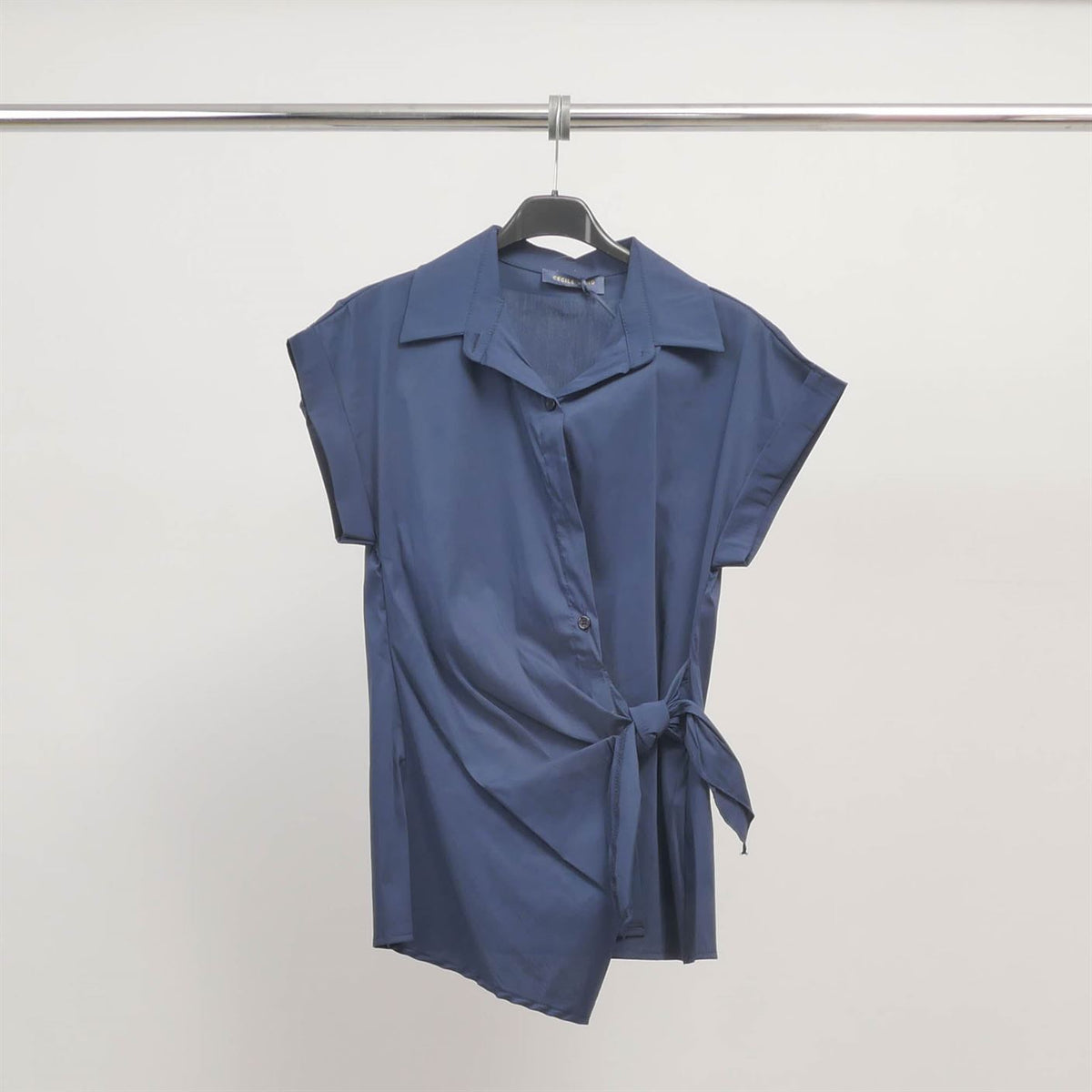 Sleeveless knotted shirt with tailored collar – tdm17824 2