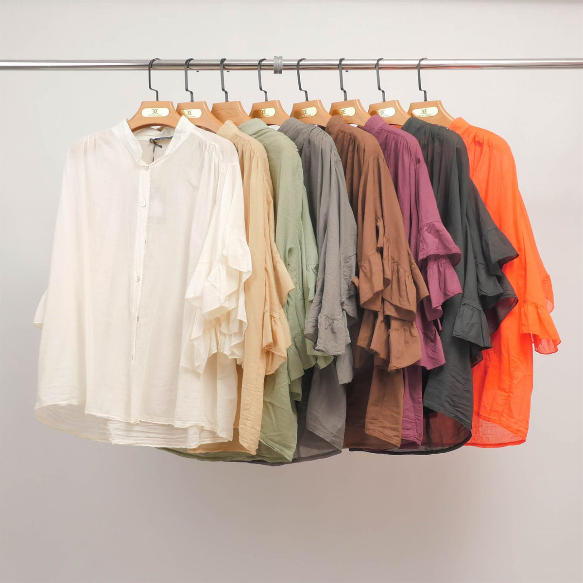 Loose fitting shirt with ruffled sleeves db84091