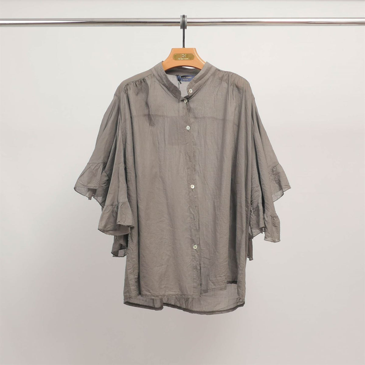 Loose fitting shirt with ruffled sleeves db84091