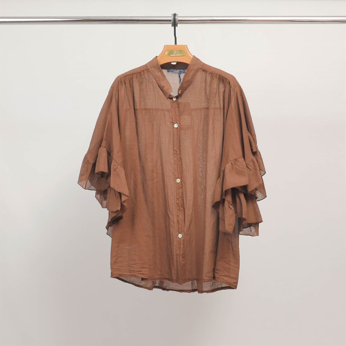 Loose fitting shirt with ruffled sleeves db84091