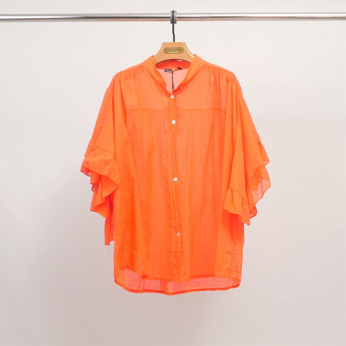 Loose fitting shirt with ruffled sleeves db84091