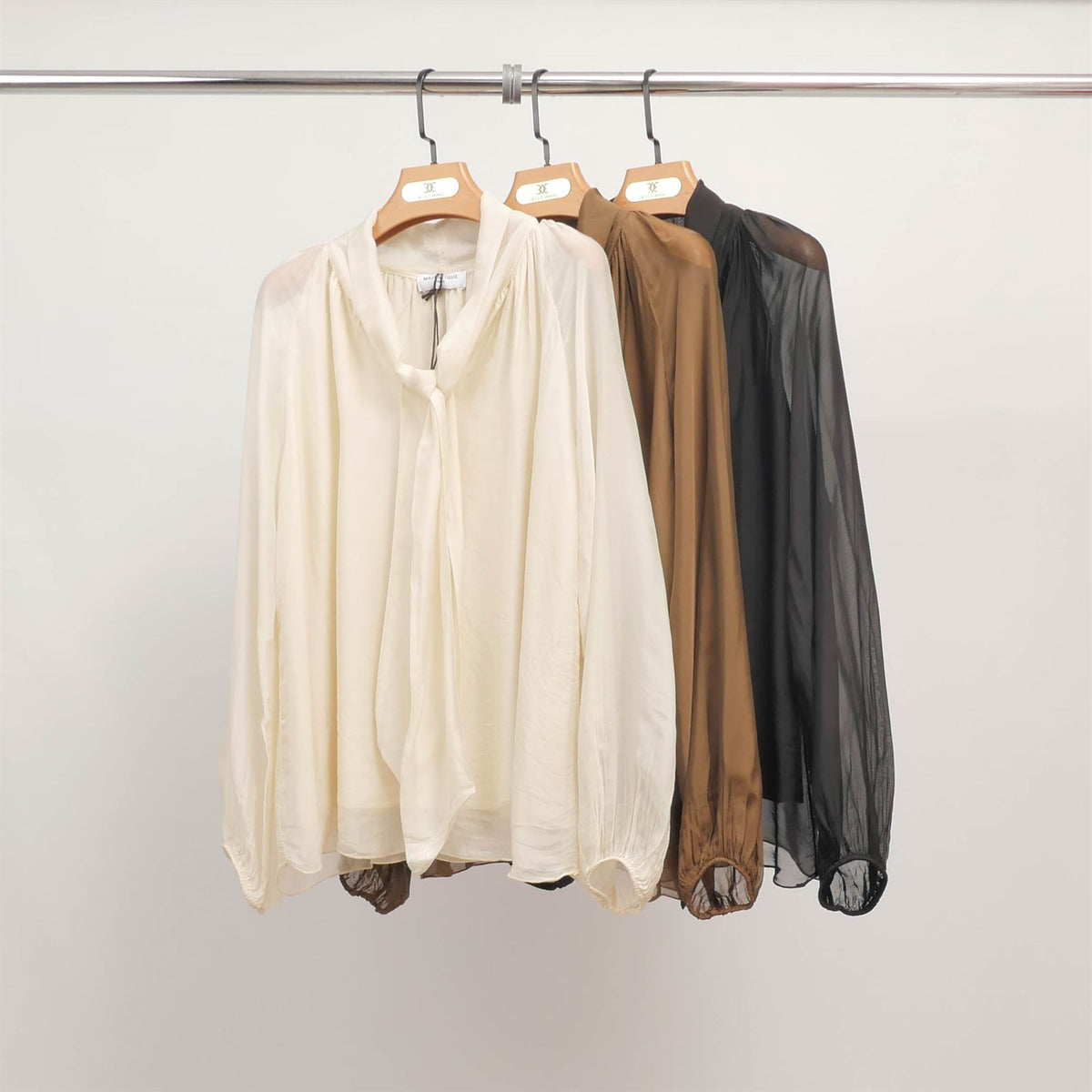 Flowy shirt with lavallière collar cfm31054