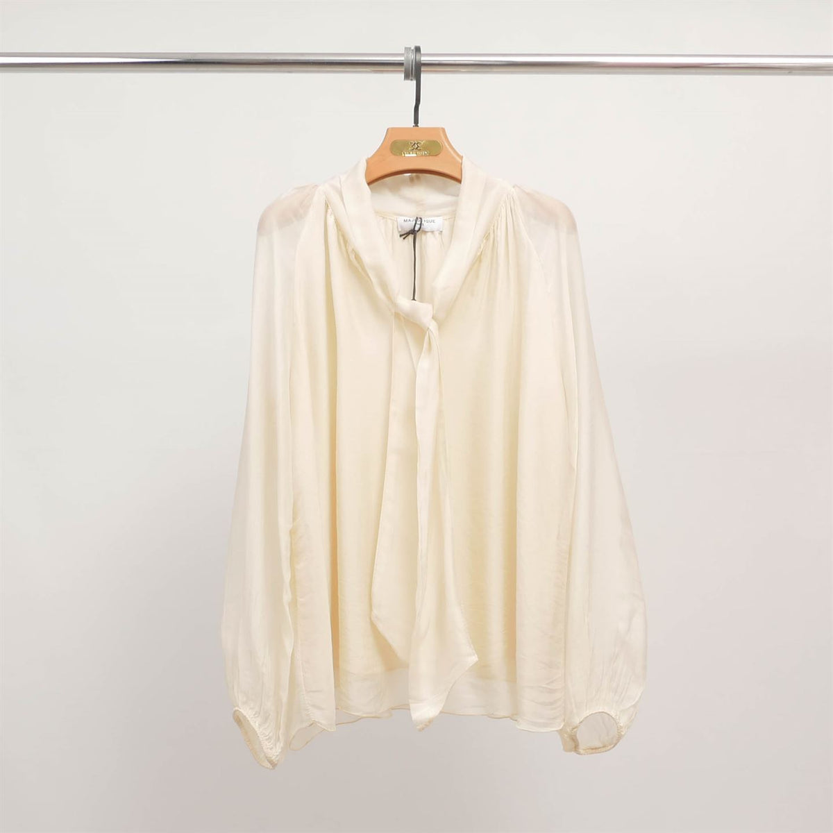 Flowy shirt with lavallière collar cfm31054