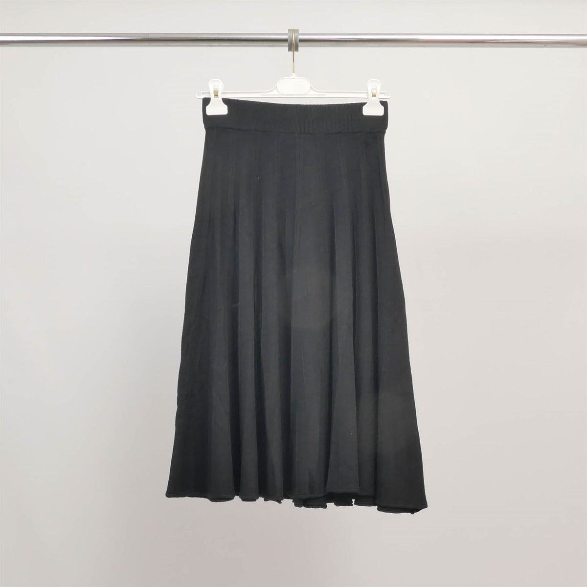 Hy81194 pleated midi skirt in fluid knit