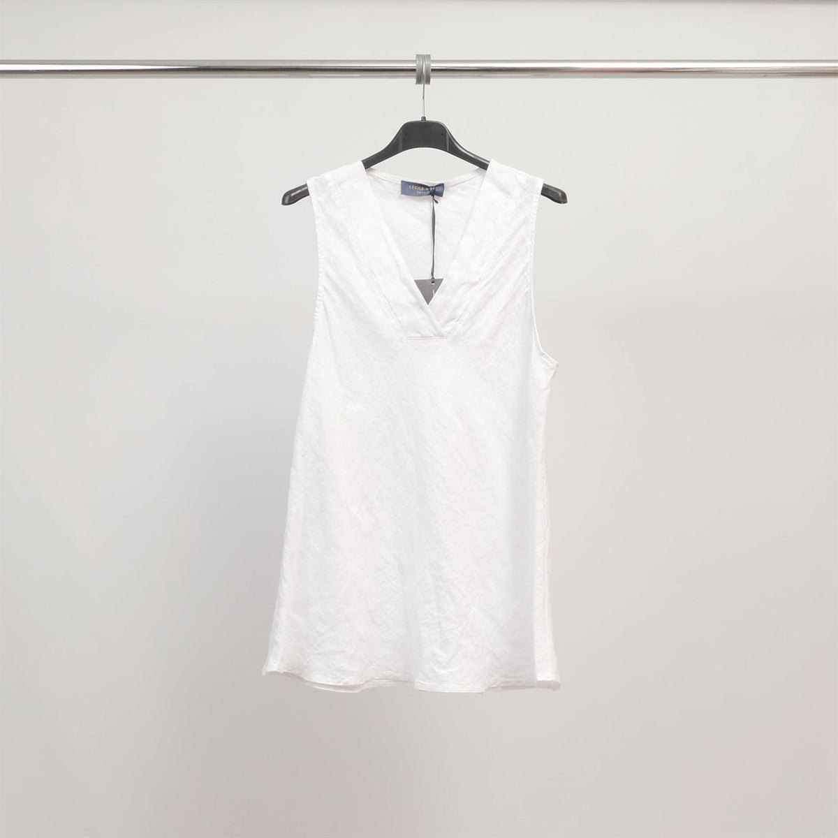 Sleeveless linen v neck top tdm65825