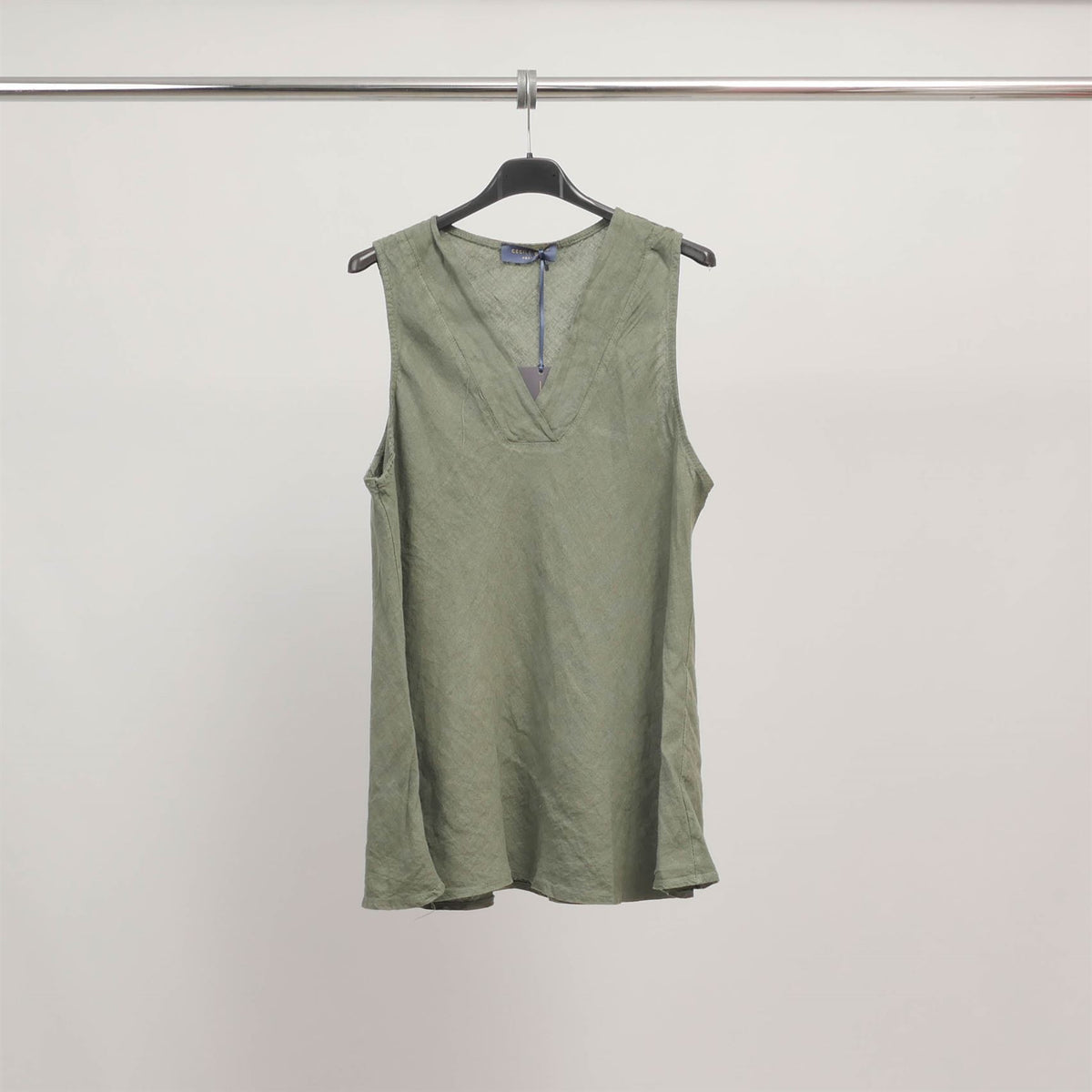 Sleeveless linen v neck top tdm65825