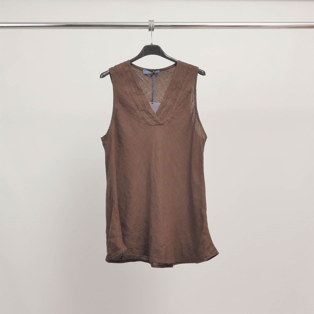Sleeveless linen v neck top tdm65825