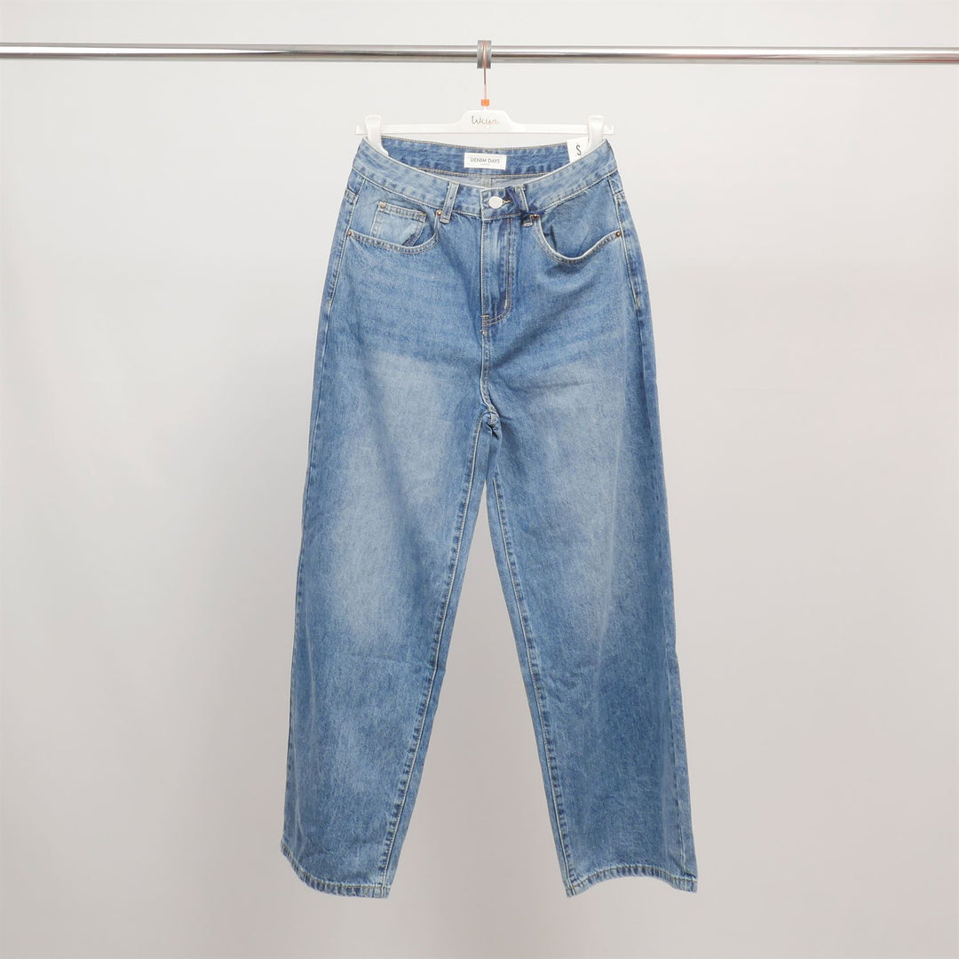 Straight cut jeans with heart patch on the back CWWZ135