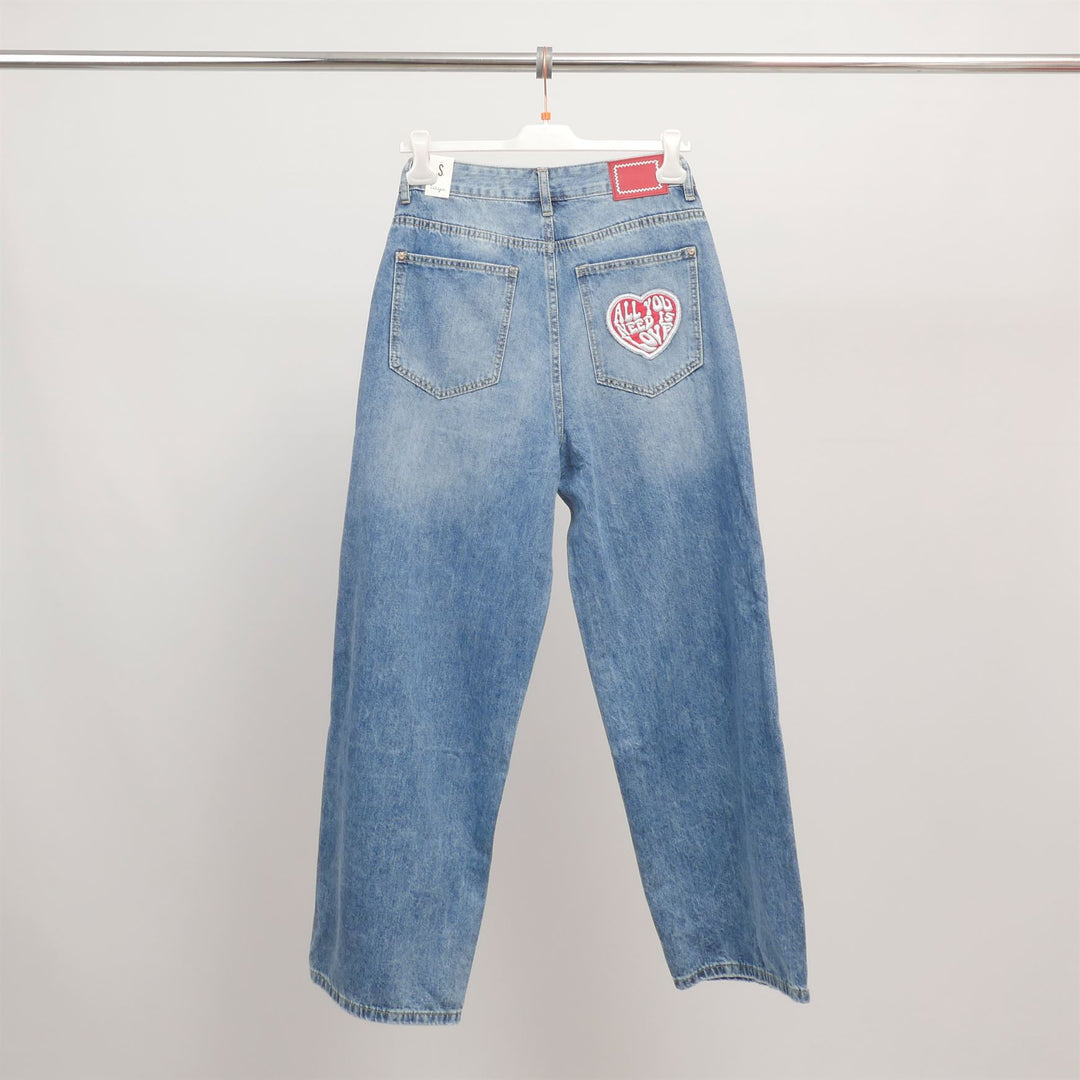 Straight cut jeans with heart patch on the back CWWZ135