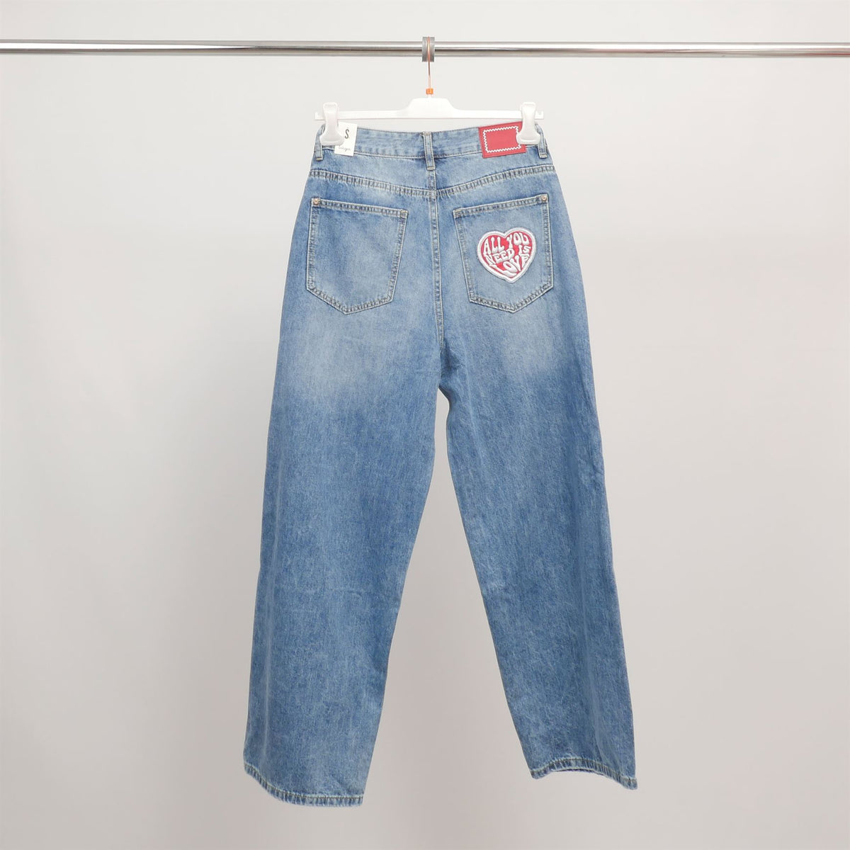 Straight cut jeans with heart patch on the back cwwz135