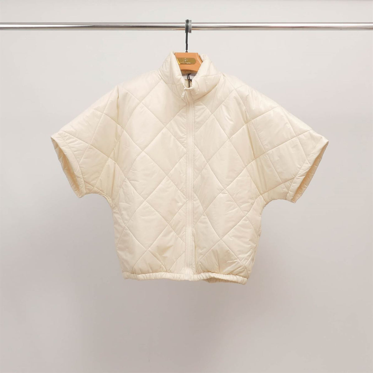 Short sleeved quilted jacket with stand up collar mj85030