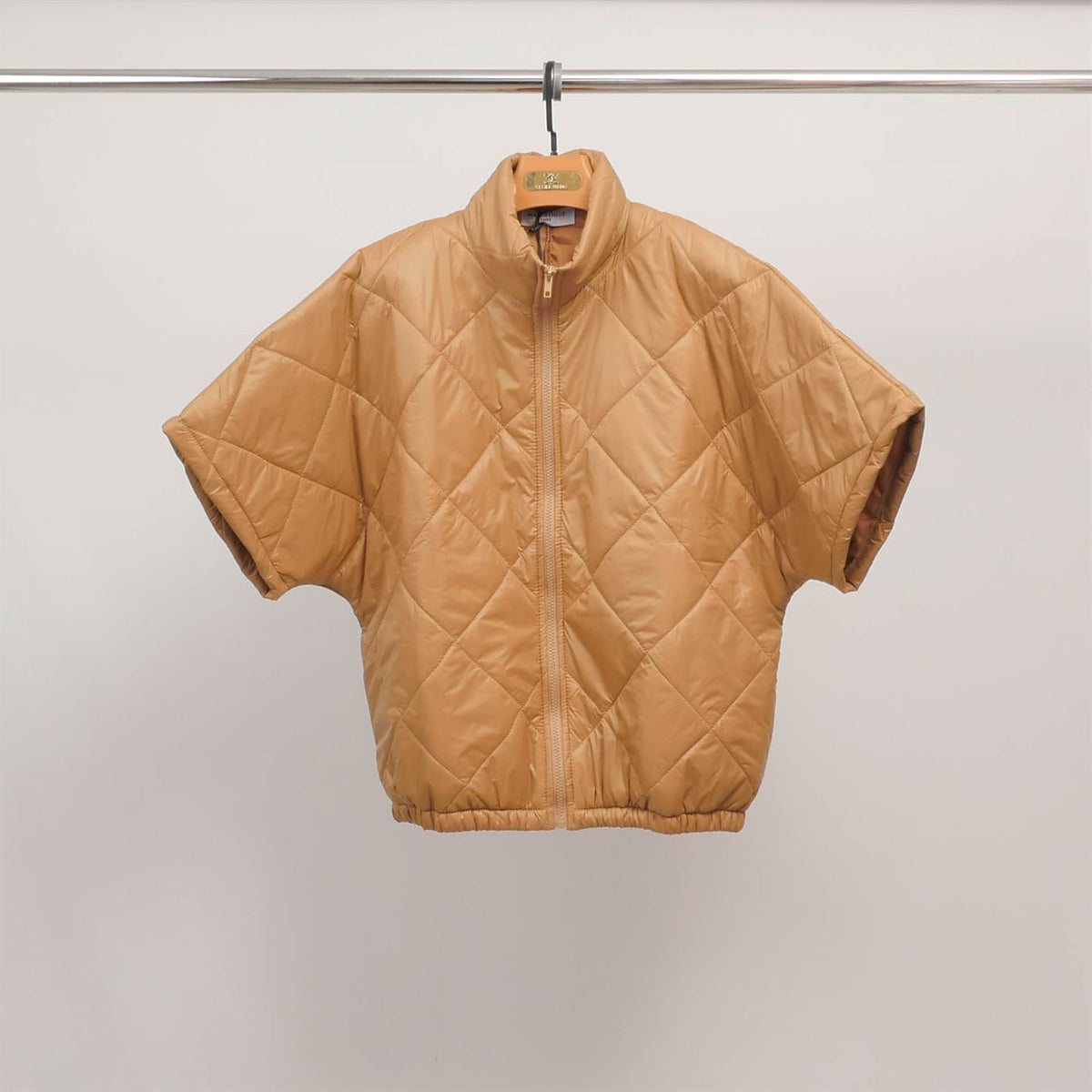 Short sleeved quilted jacket with stand up collar mj85030