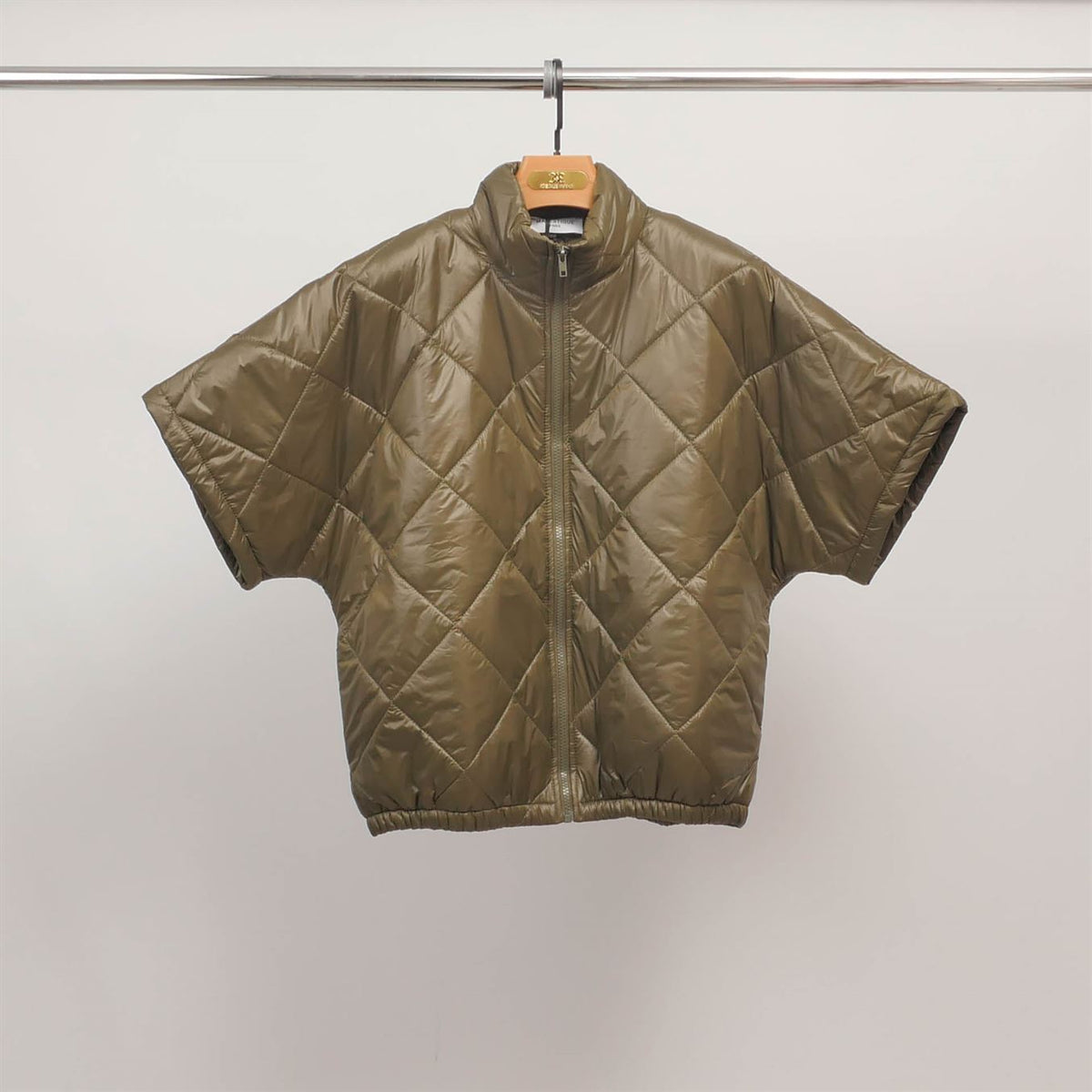 Short sleeved quilted jacket with stand up collar mj85030