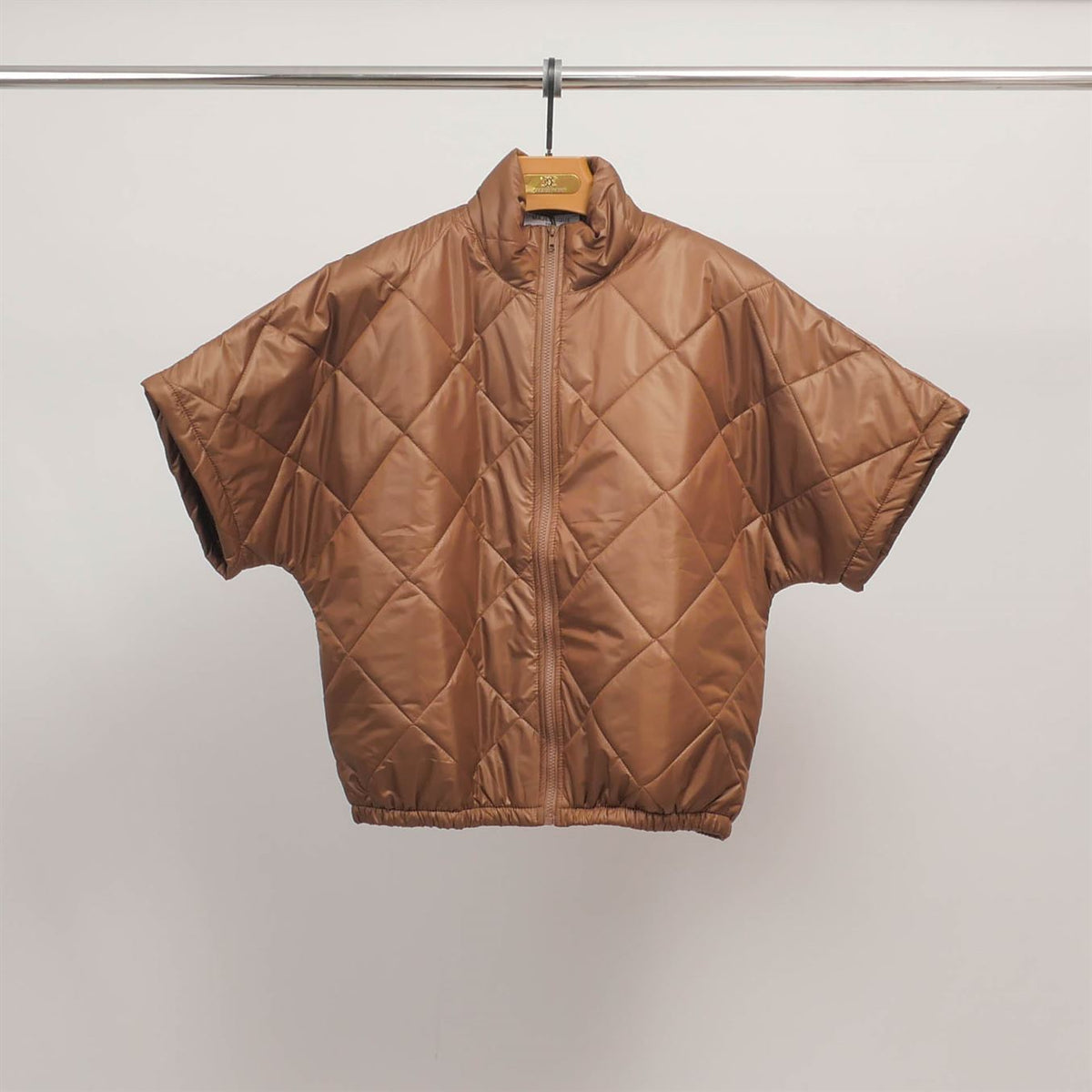Short sleeved quilted jacket with stand up collar mj85030