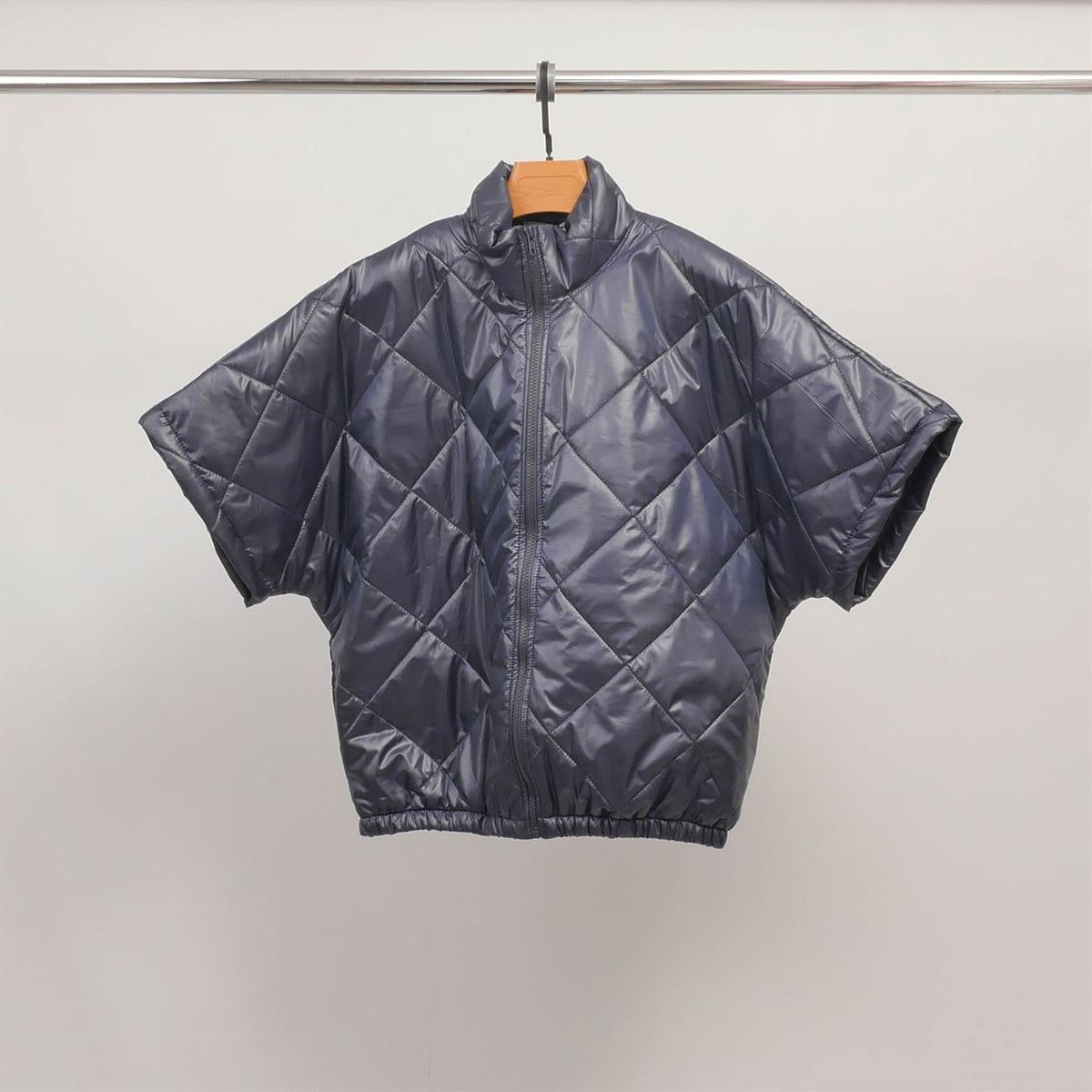 Short sleeved quilted jacket with stand up collar mj85030