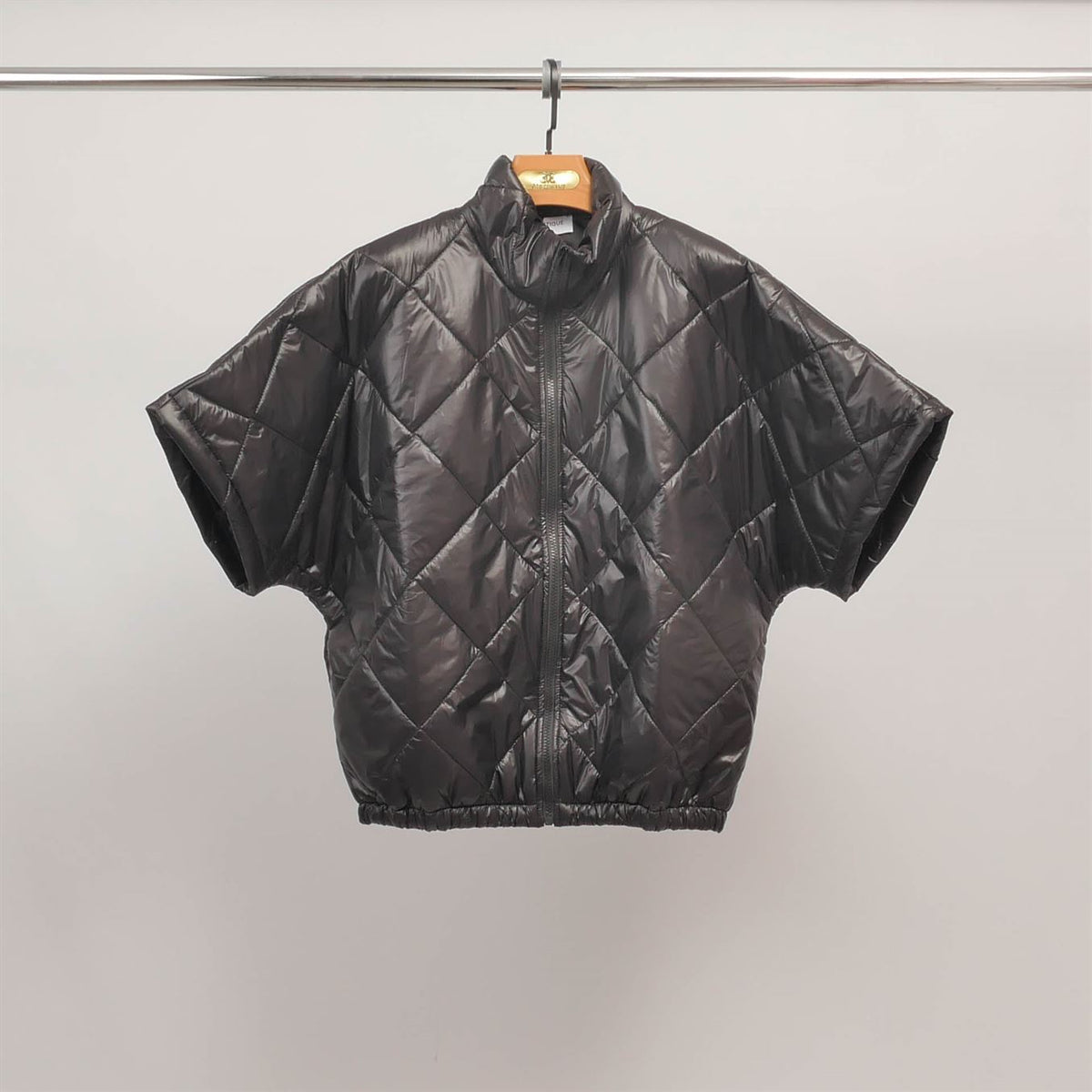Short sleeved quilted jacket with stand up collar mj85030