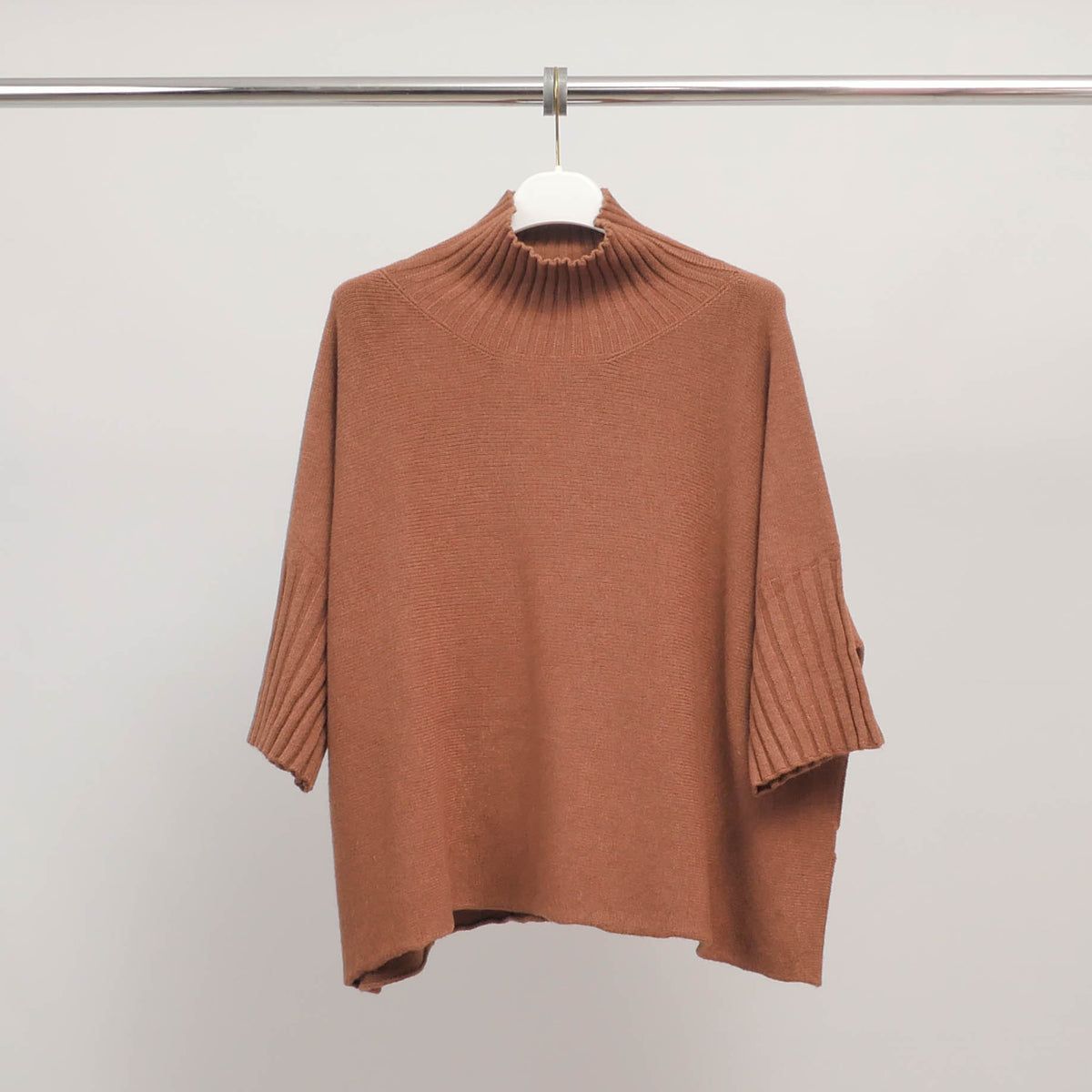 Oversized ribbed turtleneck sweater with short sleeves yf370164