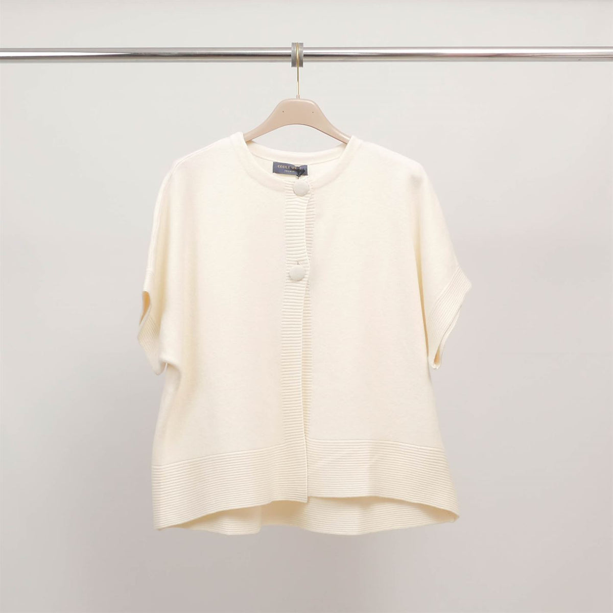 Round neck, short sleeved cardigan with covered buttons hy11094