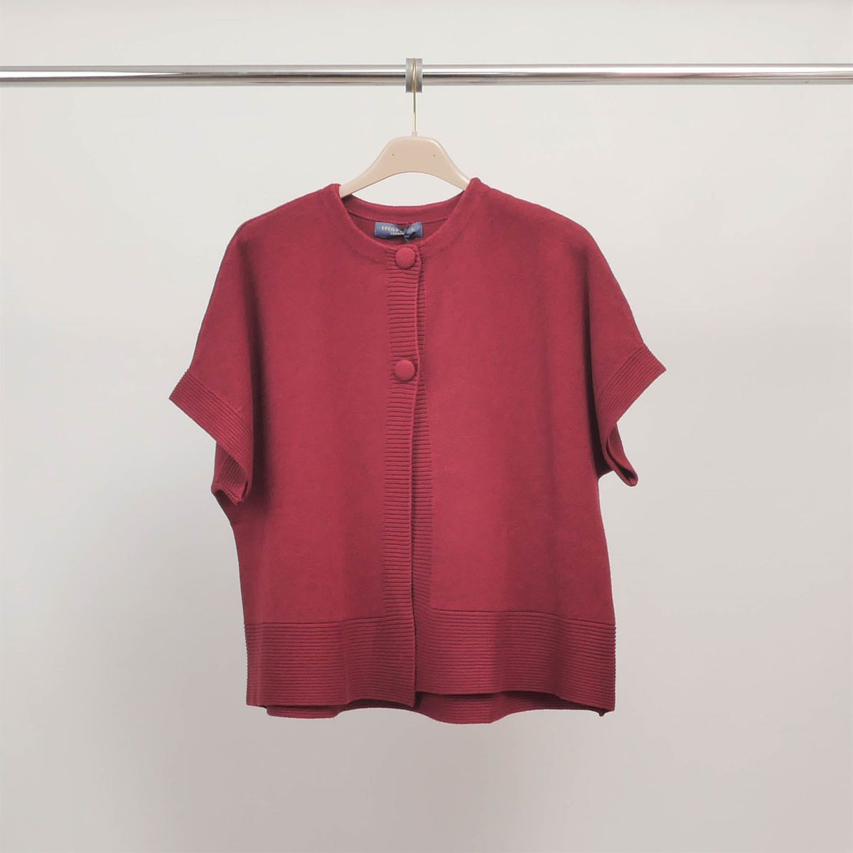 Round neck, short sleeved cardigan with covered buttons hy11094