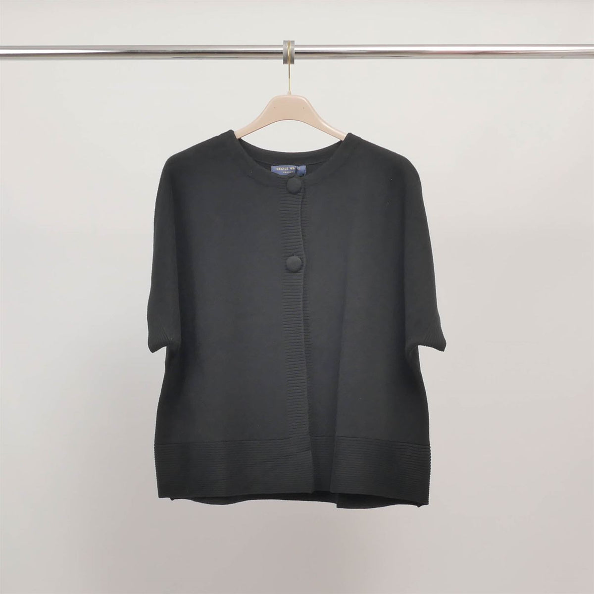 Round neck, short sleeved cardigan with covered buttons hy11094