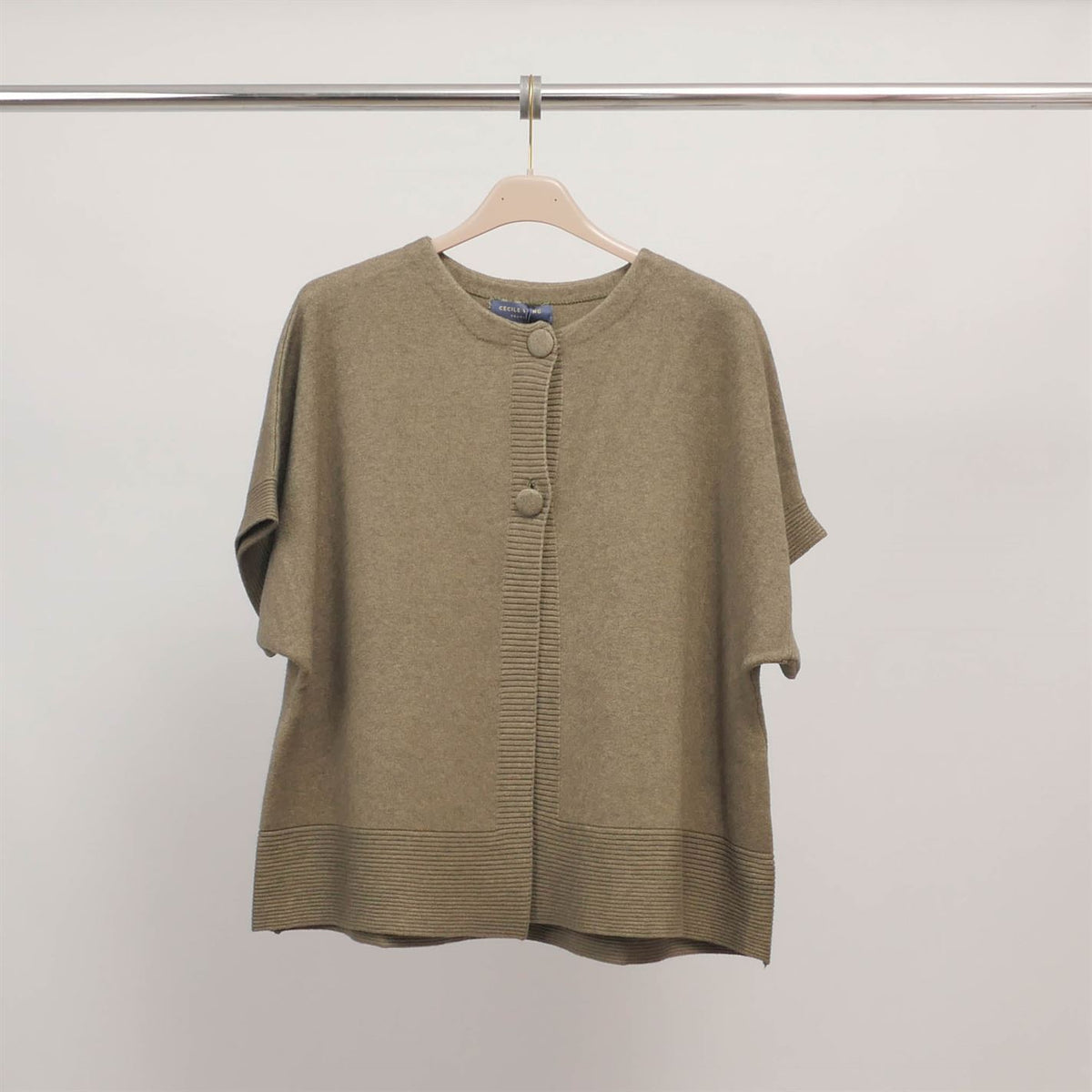 Round neck, short sleeved cardigan with covered buttons hy11094