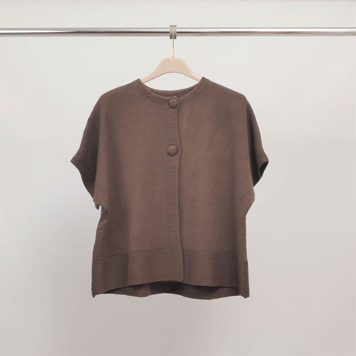 Round neck, short sleeved cardigan with covered buttons hy11094