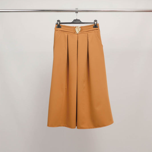 Jupe midi plissée avec boucle décorative TDM71225