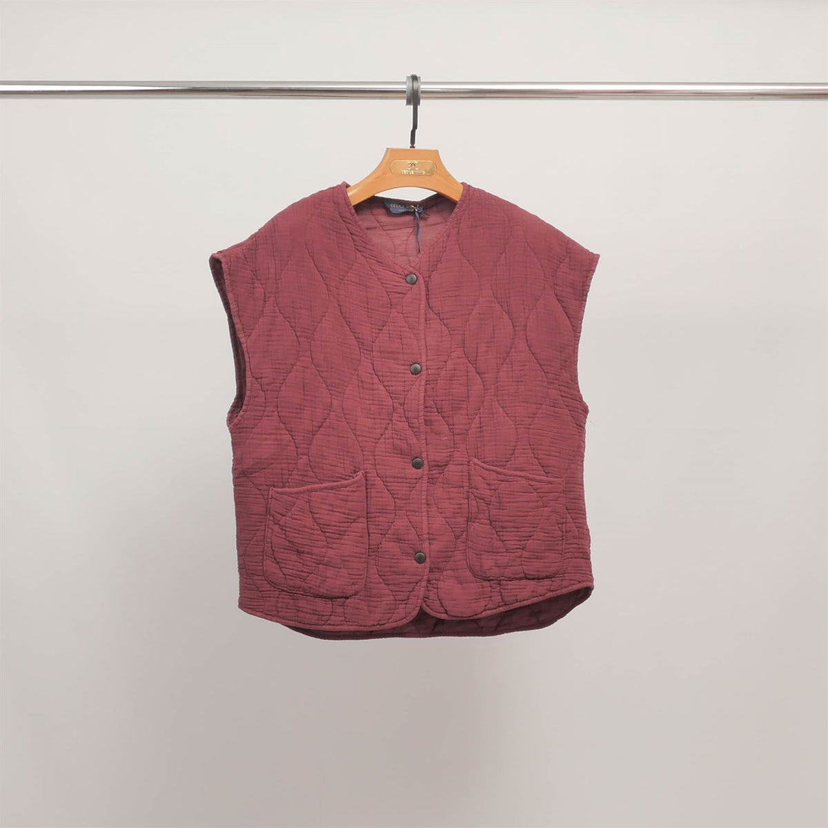 Kd8651 3 sleeveless quilted vest with round neck