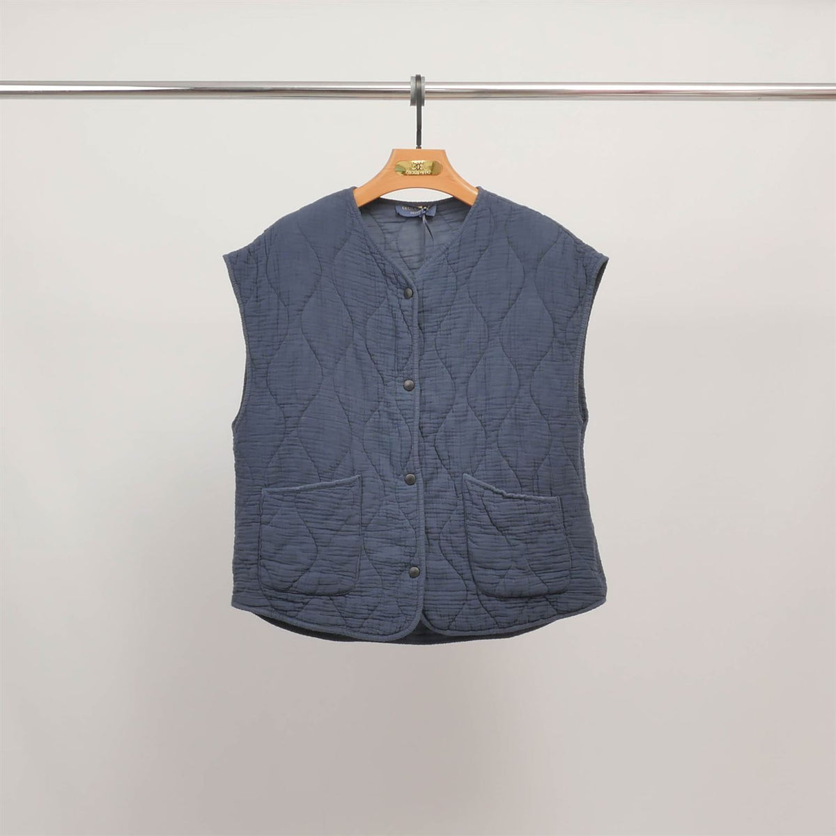 Kd8651 3 sleeveless quilted vest with round neck