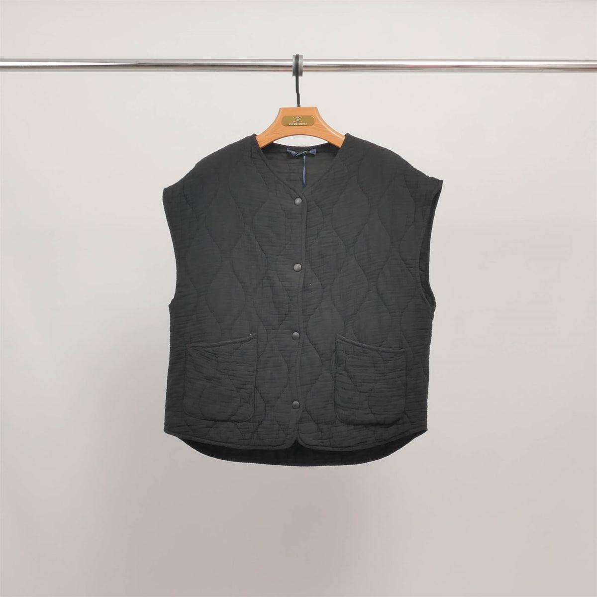 Kd8651 3 sleeveless quilted vest with round neck