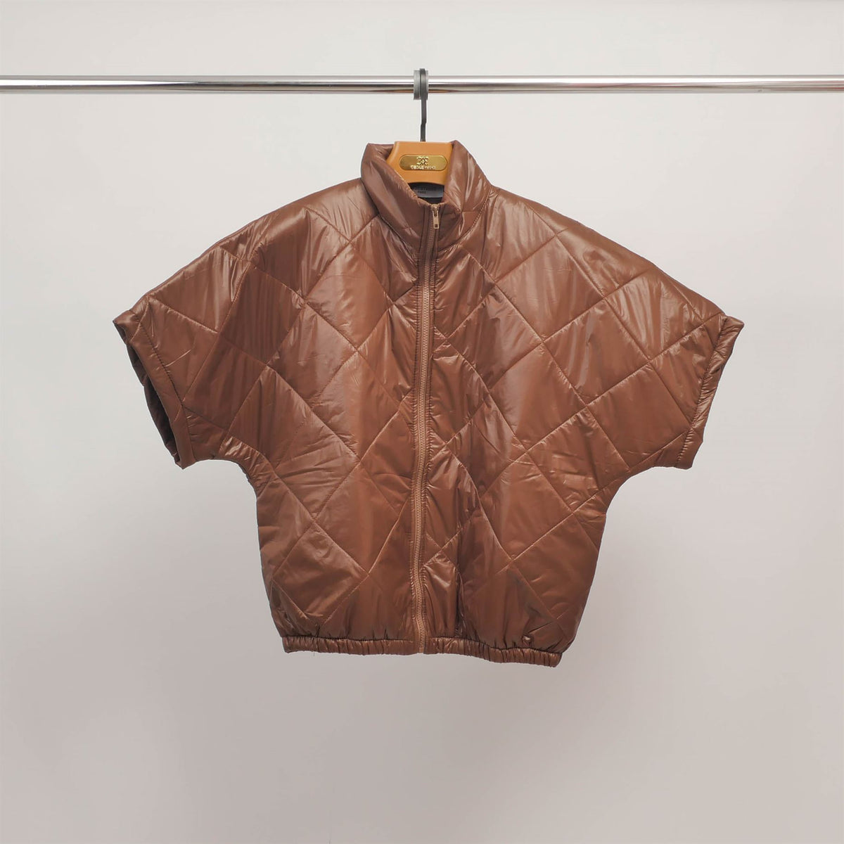 Short sleeved quilted jacket with stand up collar mj85030