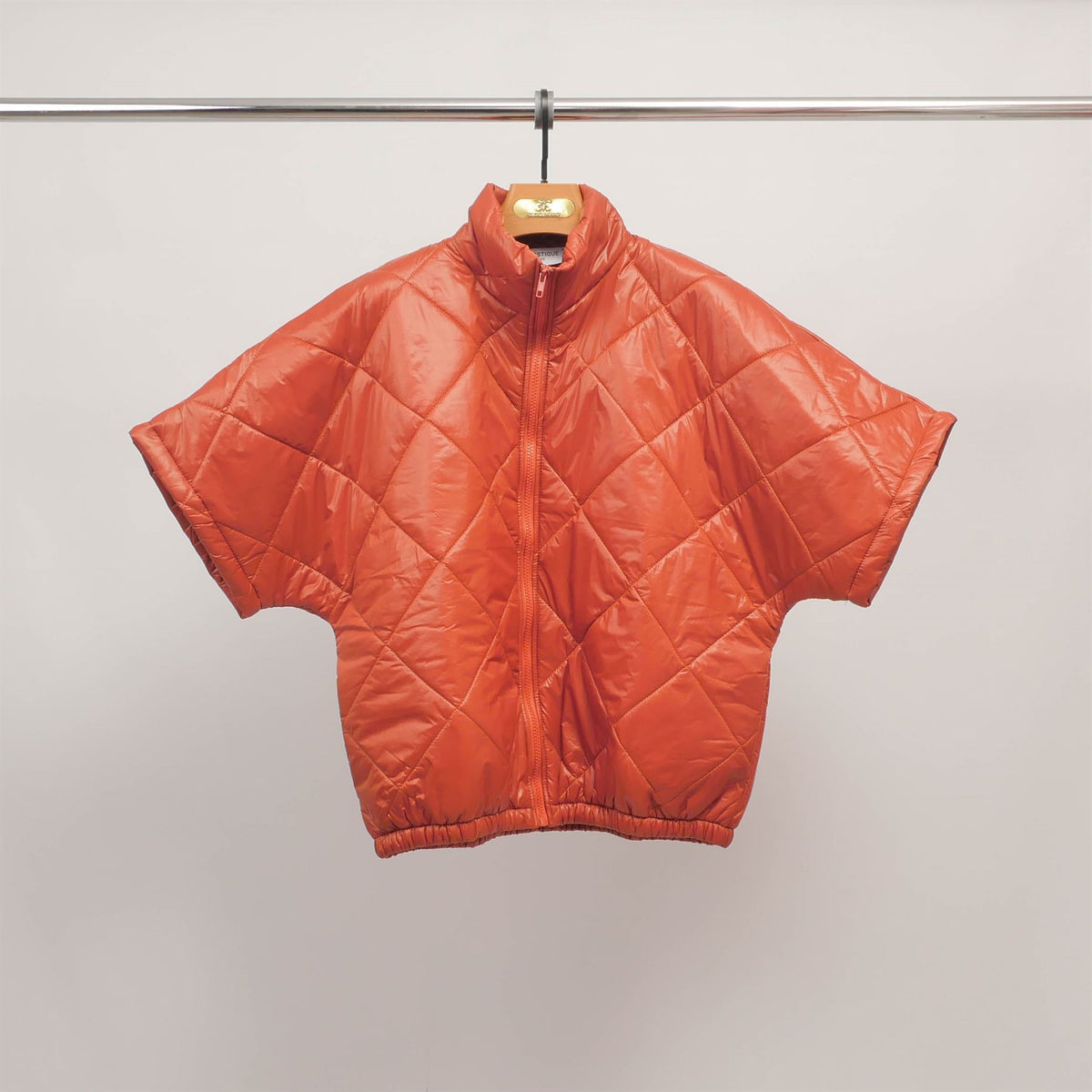 Short sleeved quilted jacket with stand up collar mj85030